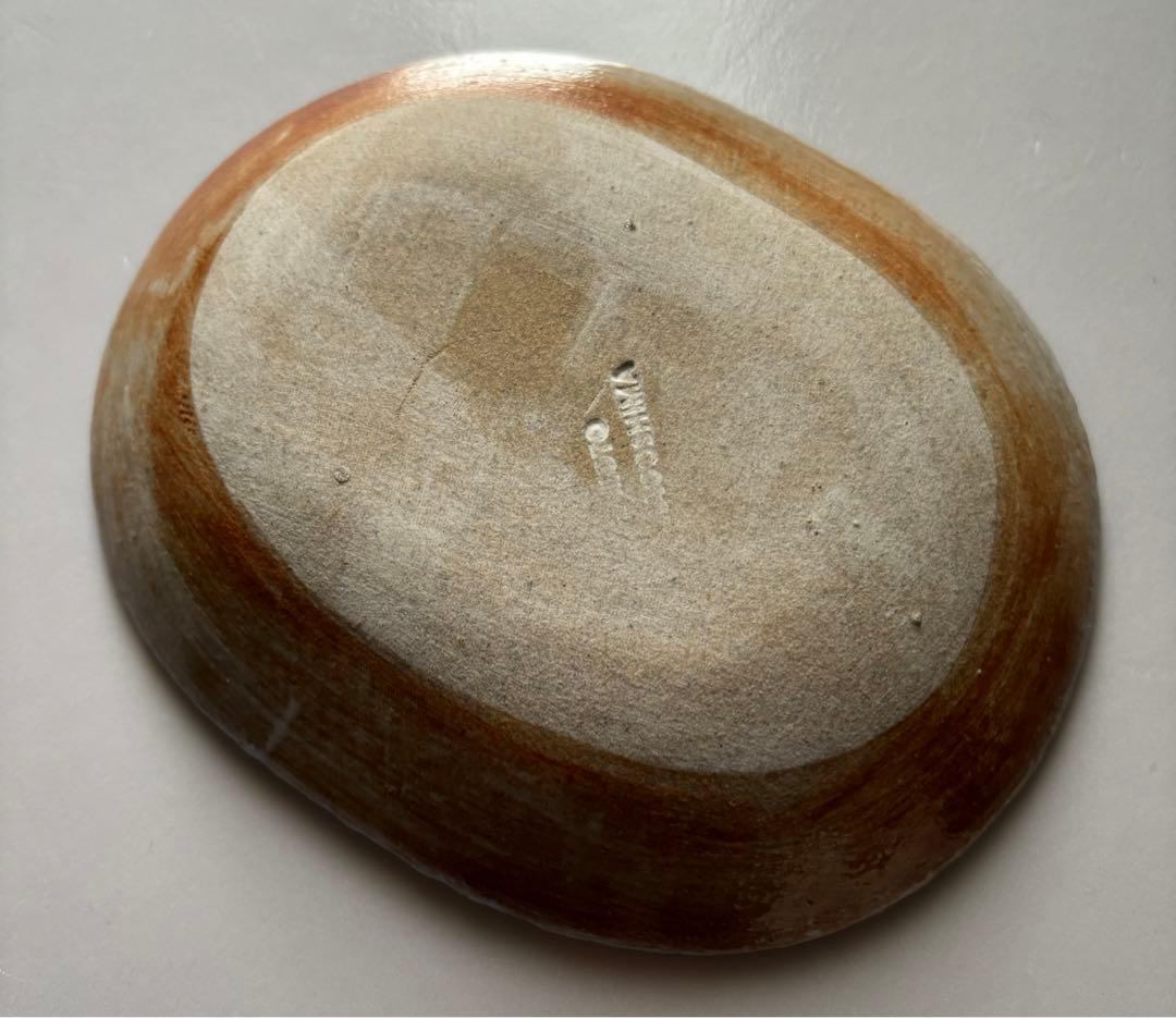 蛇と花の装飾 陶器の皿　鹿児島睦