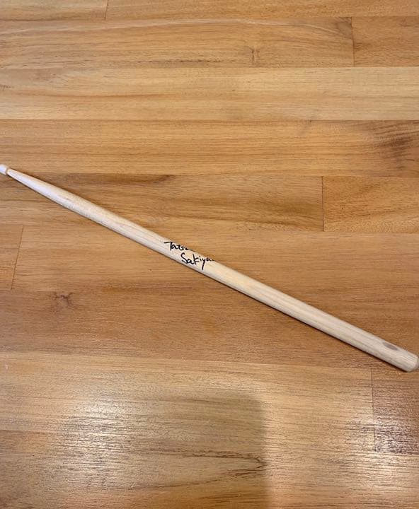 スピッツ SPITZ 崎山龍男 ドラム スティック サイン入り グッズ | Beli