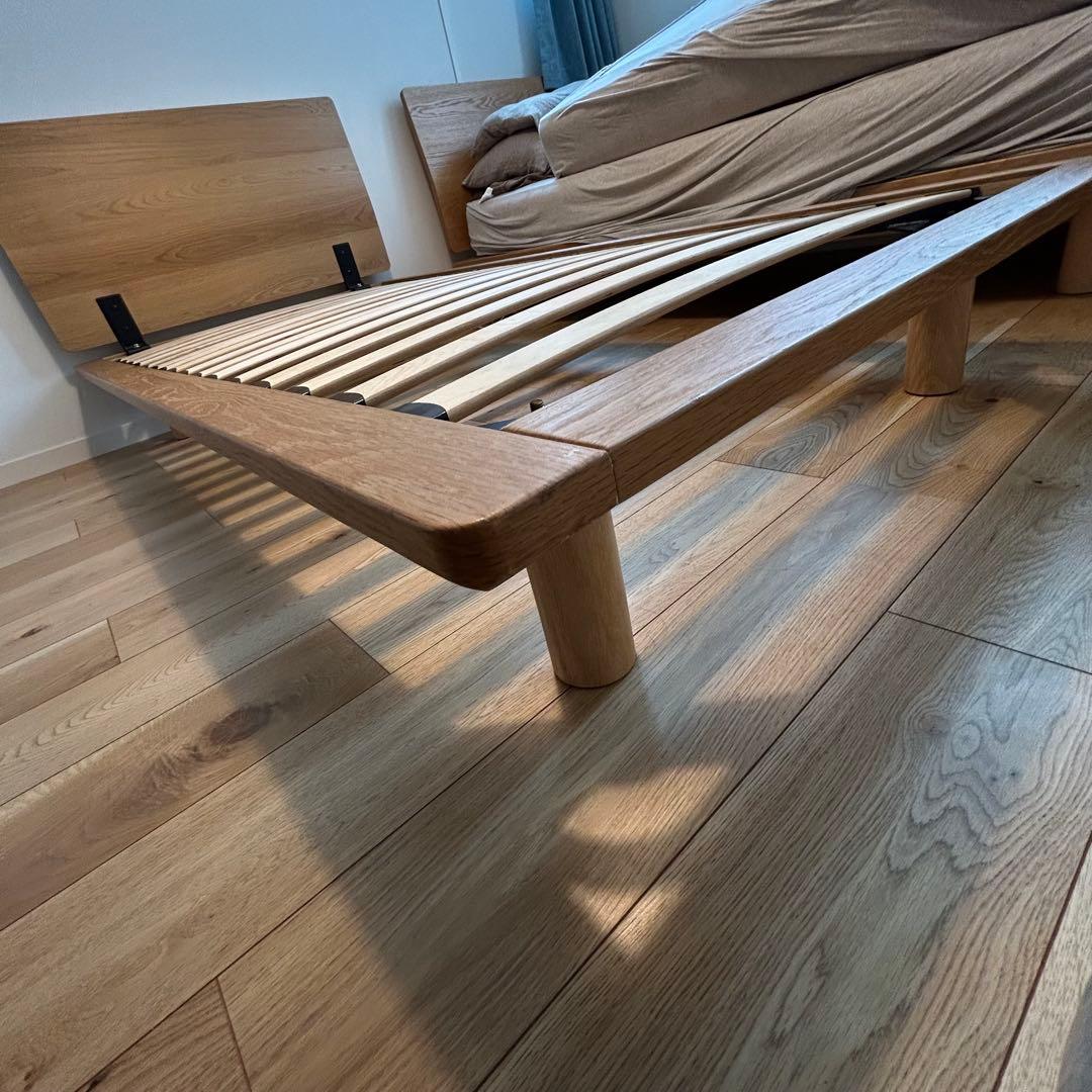 無印良品　木製ベッドフレーム シングル　オーク　脚付　ヘッドボード付　(左)