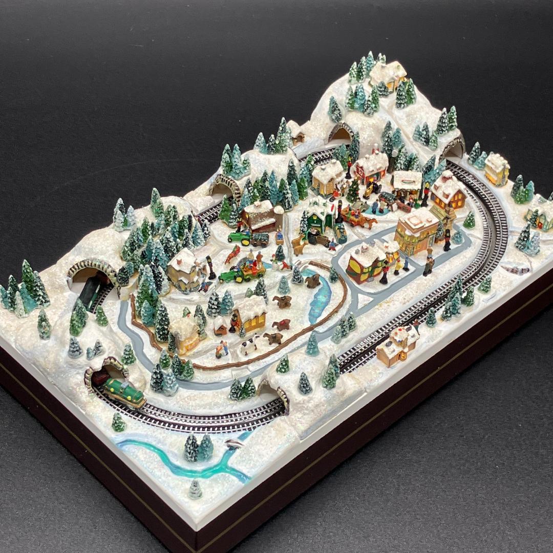 トーマスキンケード　雪景色　村のクリスマス列車　ミニチュア　ジオラマ　ライト