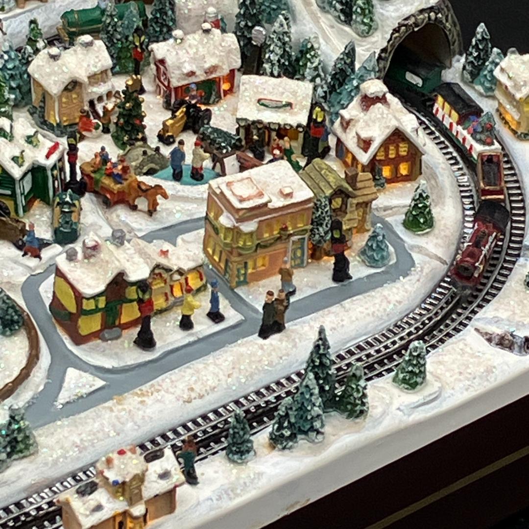 トーマスキンケード　雪景色　村のクリスマス列車　ミニチュア　ジオラマ　ライト