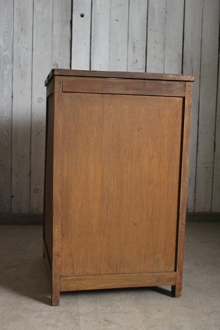 古い小ぶりなモールガラス戸棚×木製引き出し