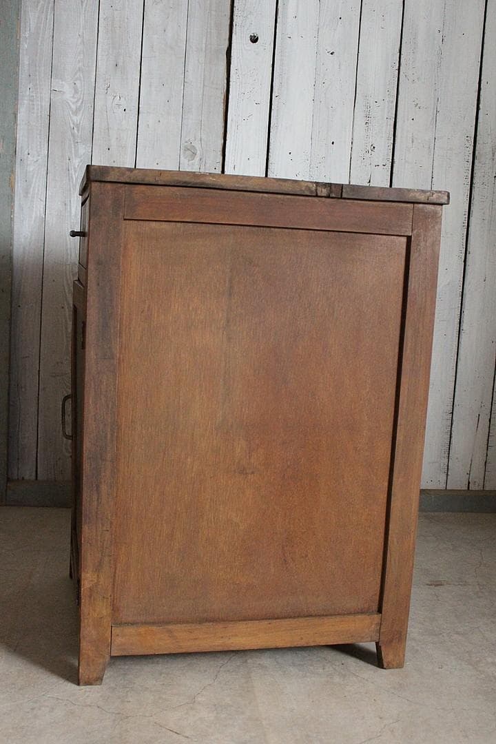 古い小ぶりなモールガラス戸棚×木製引き出し