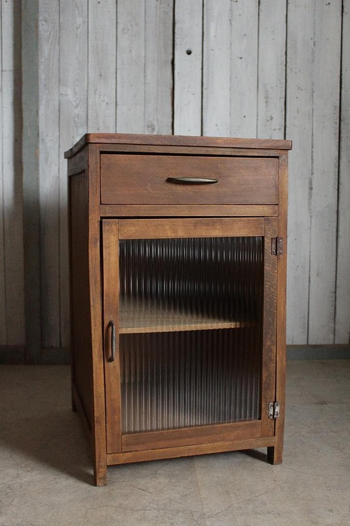 古い小ぶりなモールガラス戸棚×木製引き出し