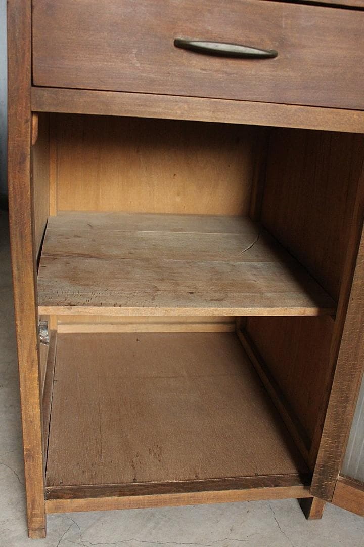 古い小ぶりなモールガラス戸棚×木製引き出し