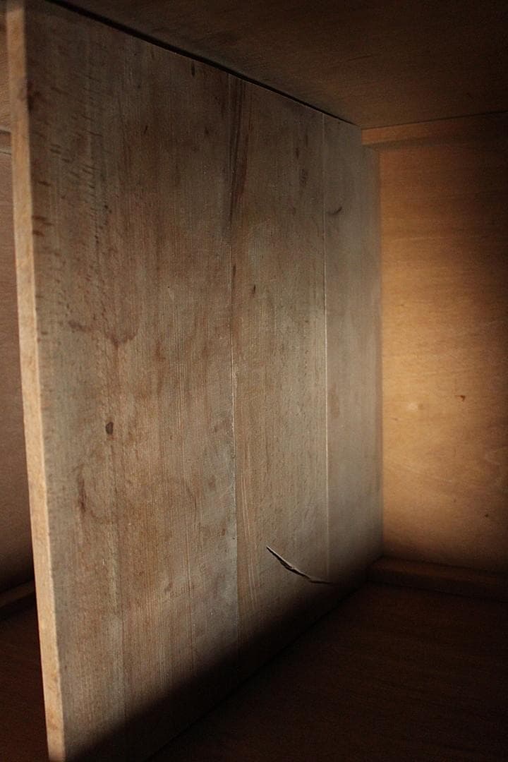 古い小ぶりなモールガラス戸棚×木製引き出し