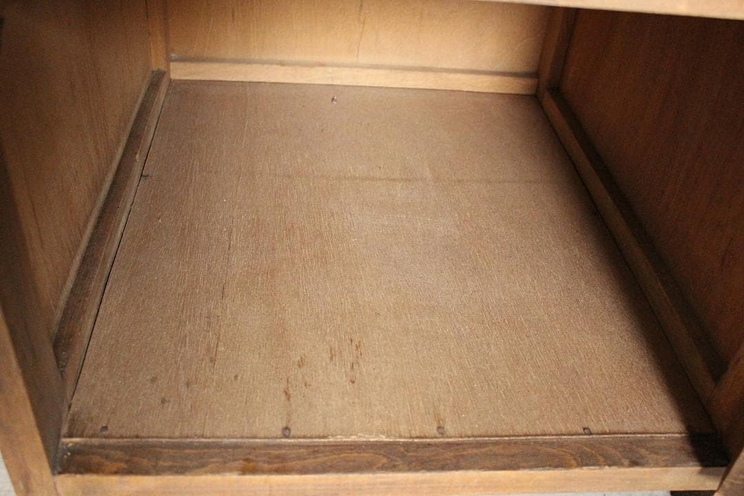 古い小ぶりなモールガラス戸棚×木製引き出し