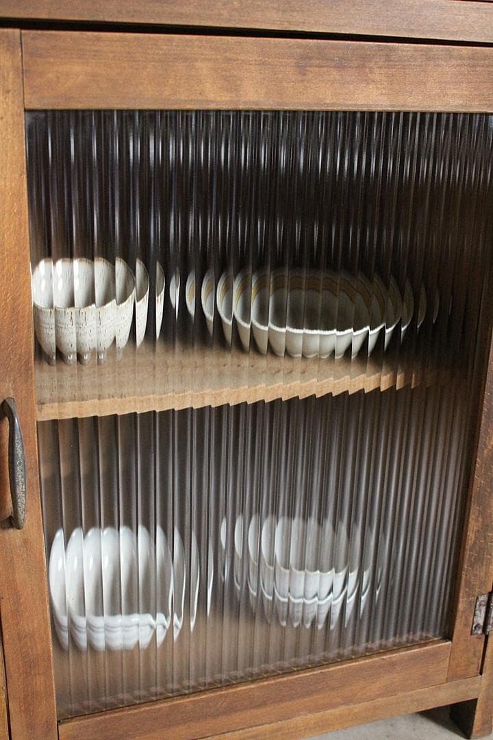 古い小ぶりなモールガラス戸棚×木製引き出し