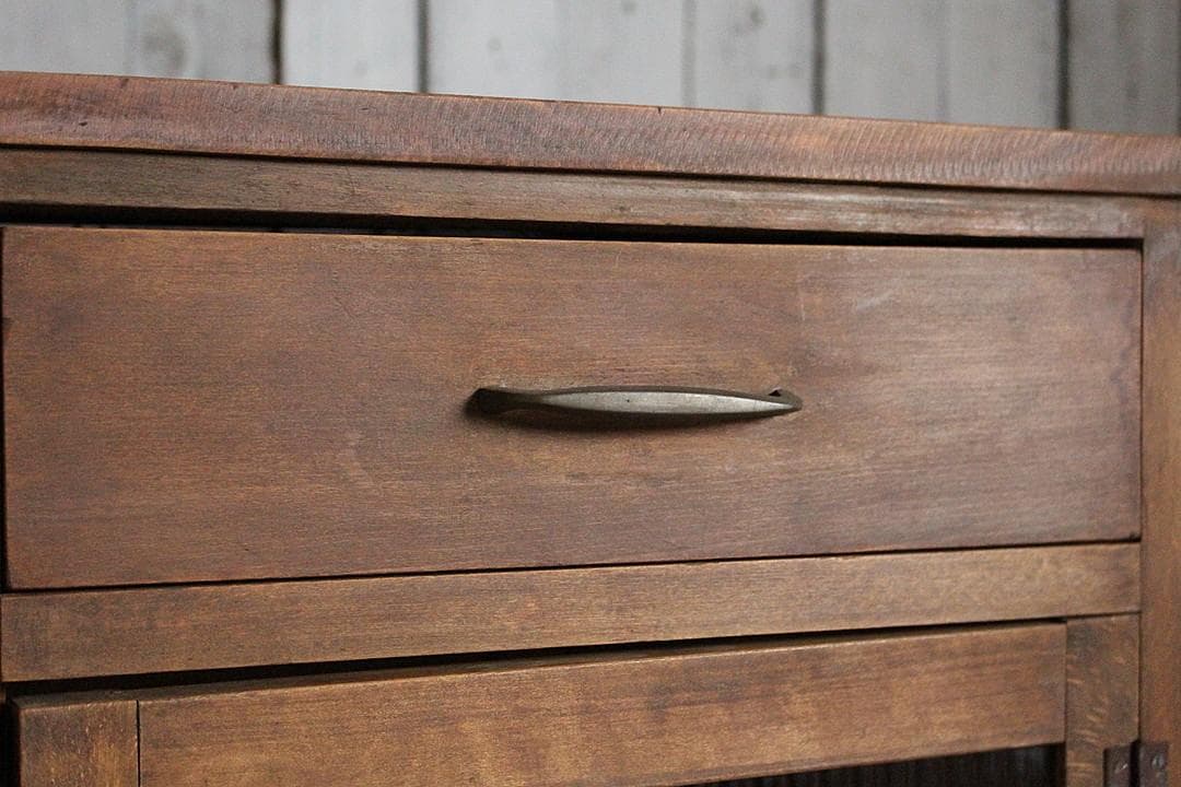 古い小ぶりなモールガラス戸棚×木製引き出し