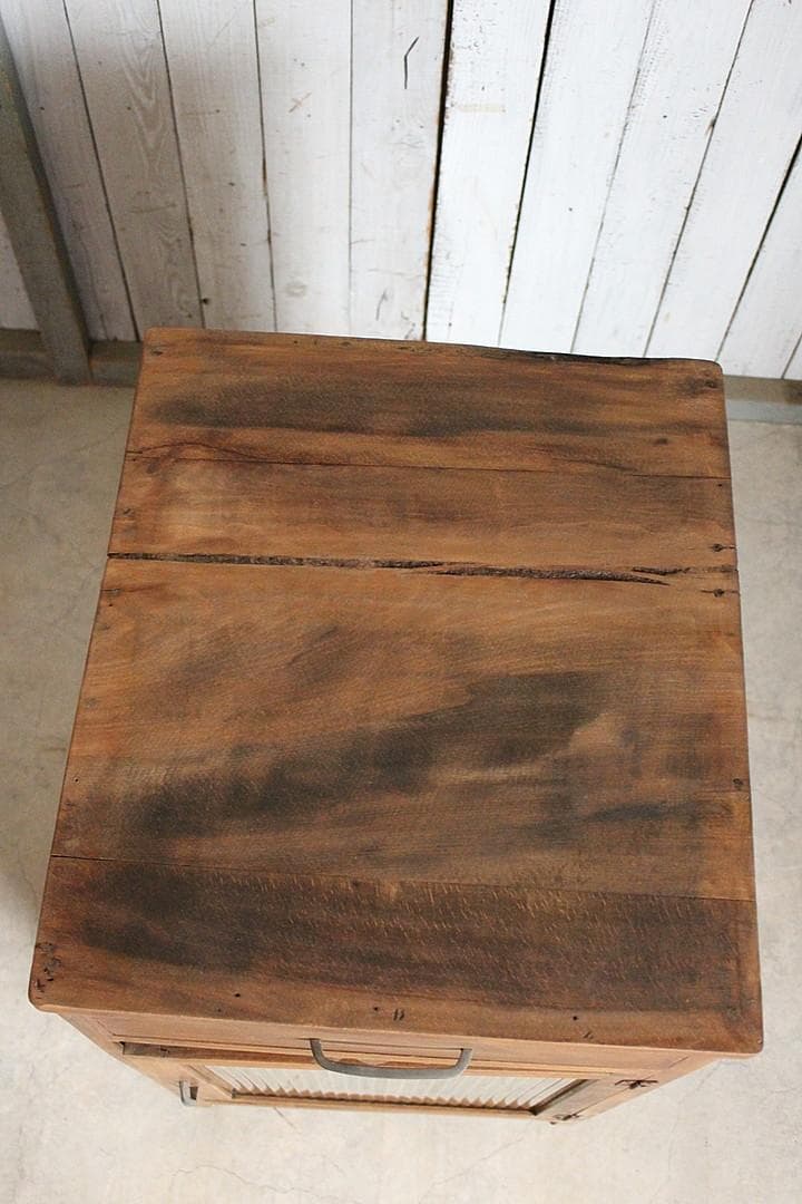 古い小ぶりなモールガラス戸棚×木製引き出し