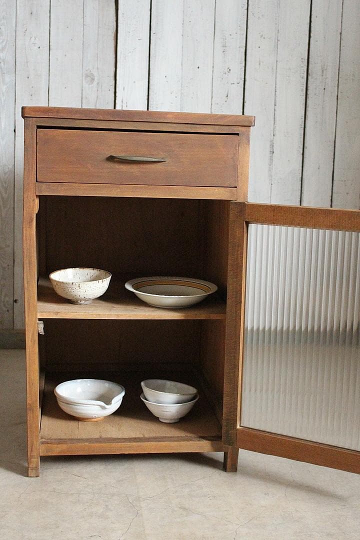 古い小ぶりなモールガラス戸棚×木製引き出し