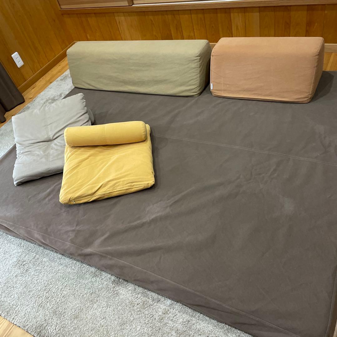 フライミー ⭐️FLO-FLO フロアマットとクッションセット301,000円