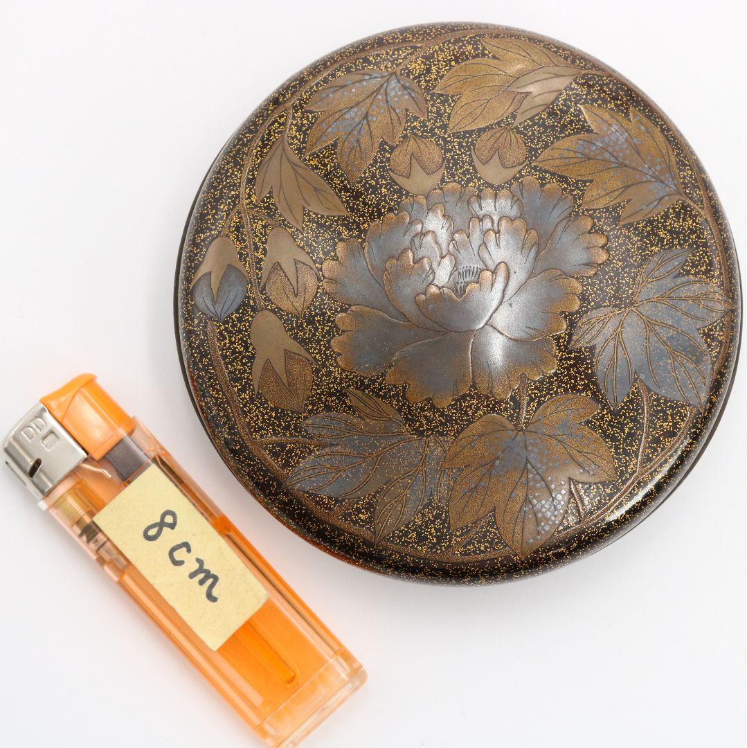 表千家流堀内家十二代 堀内宗完(兼中斎)書付 牡丹蒔絵 平丸香合 rM976