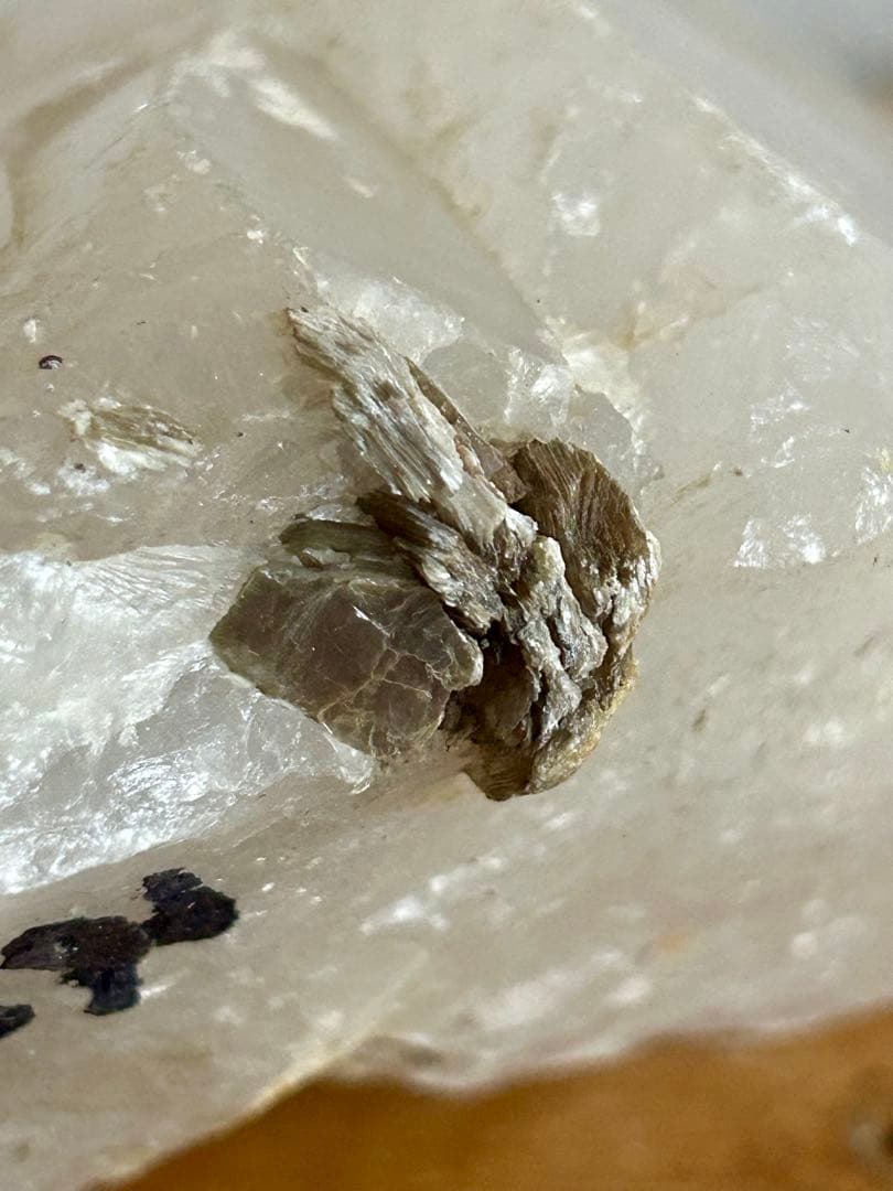 【圧巻✨】天然水晶 大型クリスタルポイント 3.2kg 台座付き