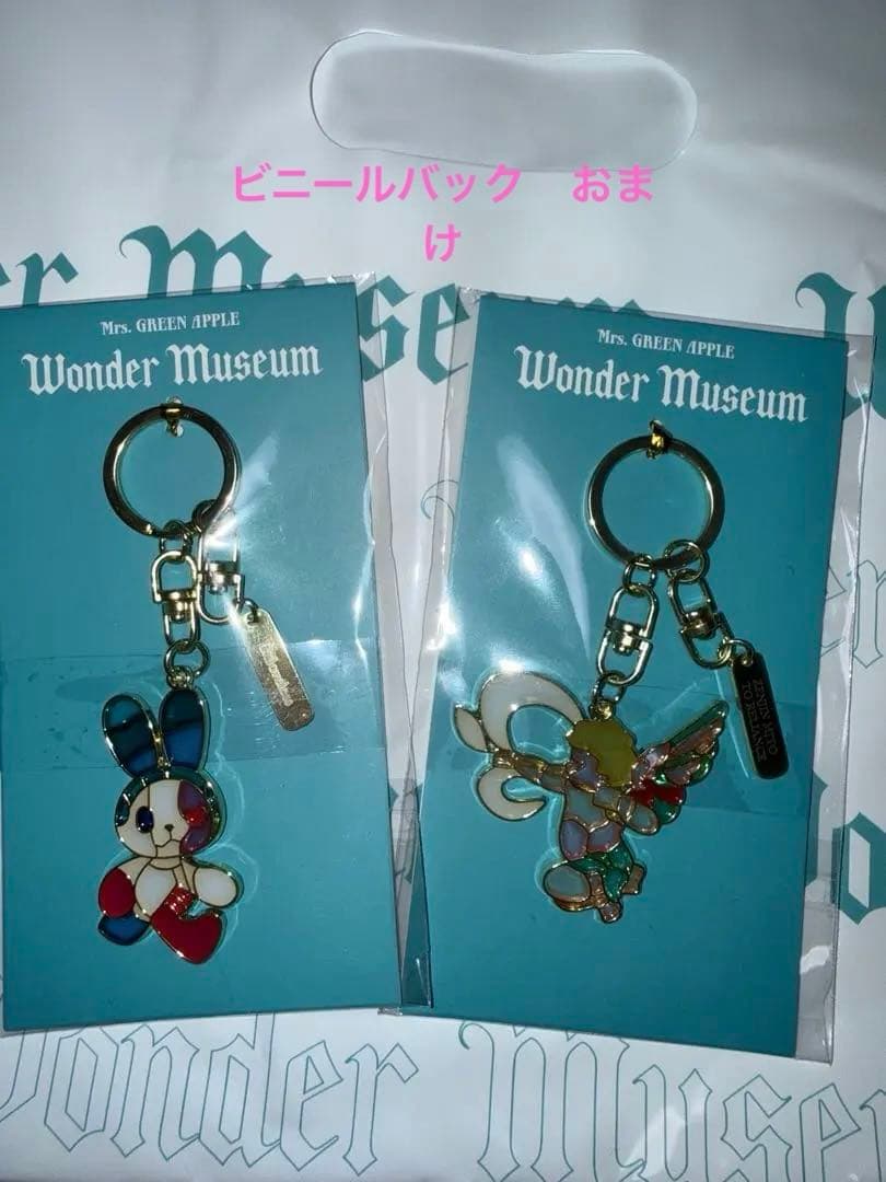 ミセス Wonder Museum ステンドグラスキーホルダー 2種とオマケ - メルカリ