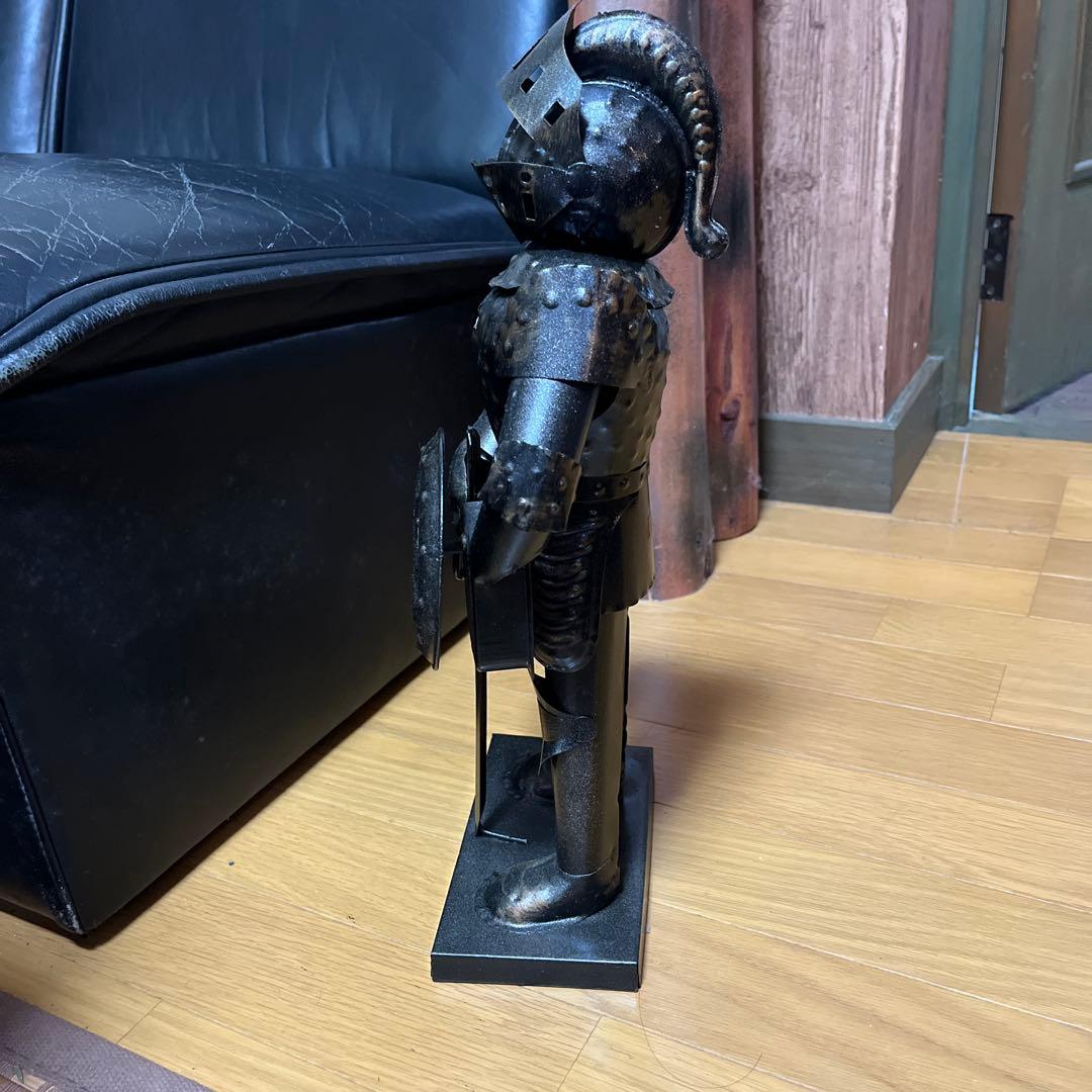 中世ヨーロッパの騎士の甲冑を模した置物