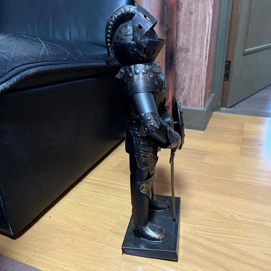 中世ヨーロッパの騎士の甲冑を模した置物