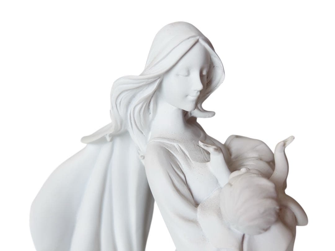 聖母マリアとイエスと天使の彫刻