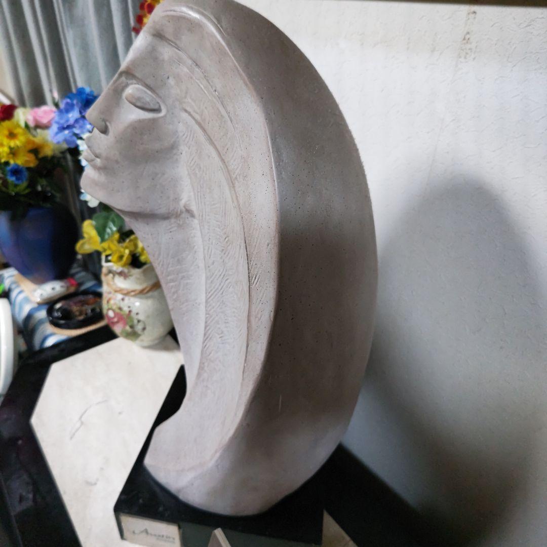 女性の頭部の彫刻。Austin SculptureのStargazer。