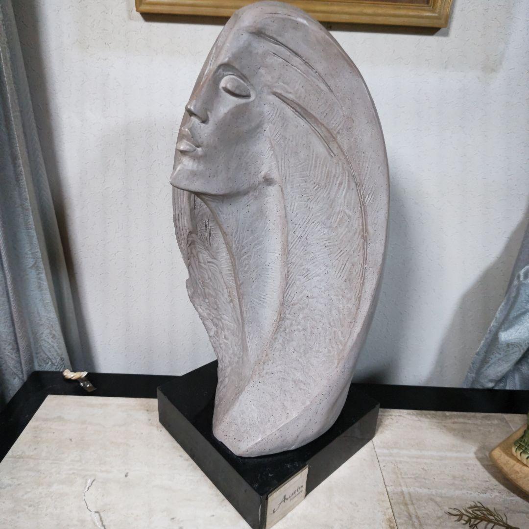 女性の頭部の彫刻。Austin SculptureのStargazer。