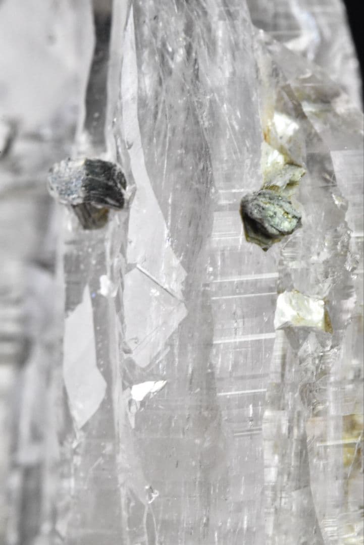 パキスタンスカルドゥ産 トレモライトインクォーツDT