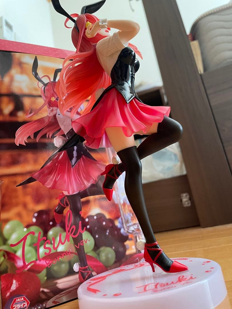 Itsuki フィギュア ウサ耳付き 赤黒衣装 - メルカリ