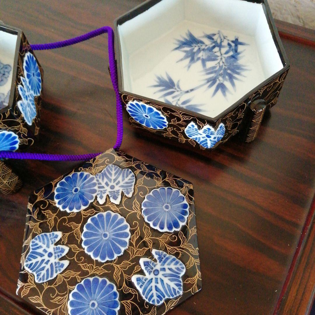 瀬戸焼　真玉園清彦　瀬戸染付菊桐陽刻文外漆鼎足重箱　13cm