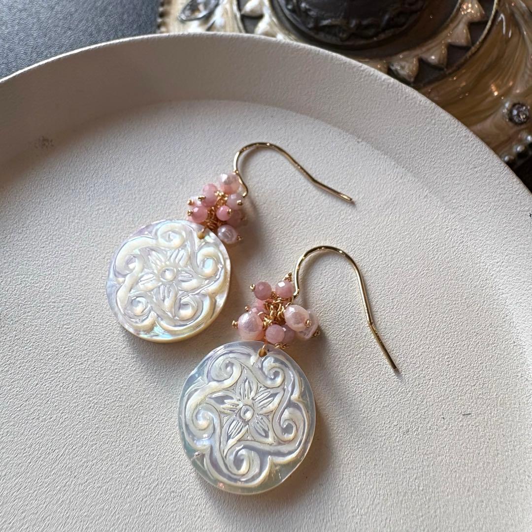《1点限定》MOPラウンドフラワーカービング＊ピアスorイヤリング