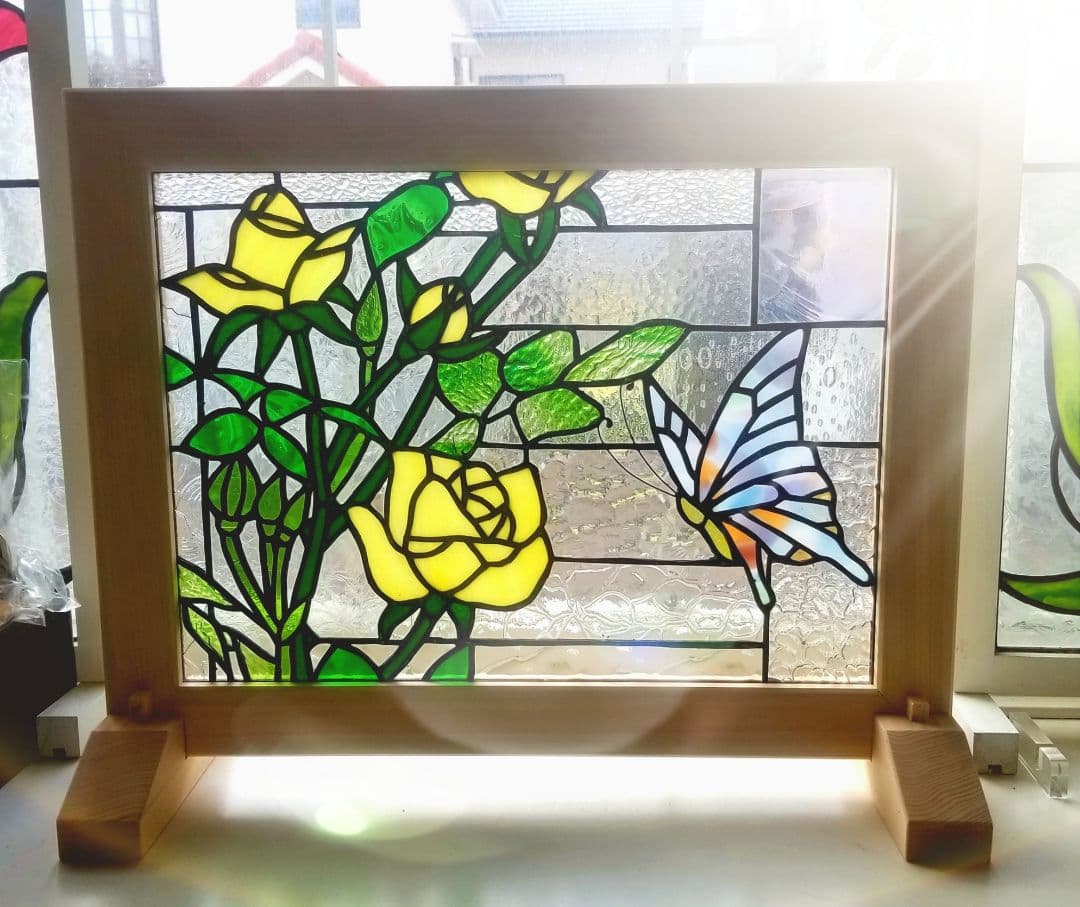 ステンドグラス　黄色い薔薇と蝶のパネル(木枠、スタンド付)