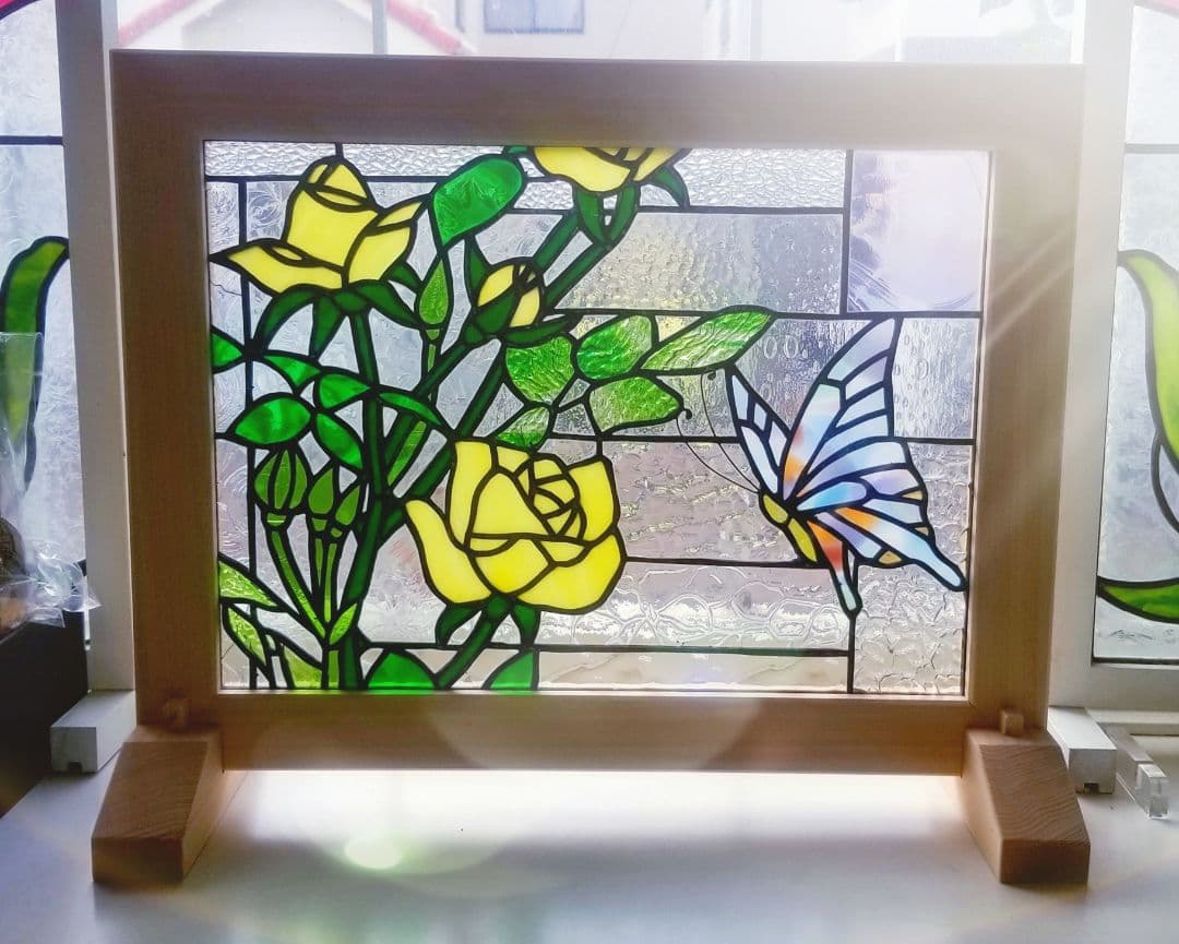 ステンドグラス　黄色い薔薇と蝶のパネル(木枠、スタンド付)