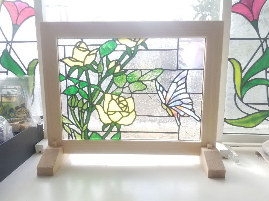 ステンドグラス　黄色い薔薇と蝶のパネル(木枠、スタンド付)