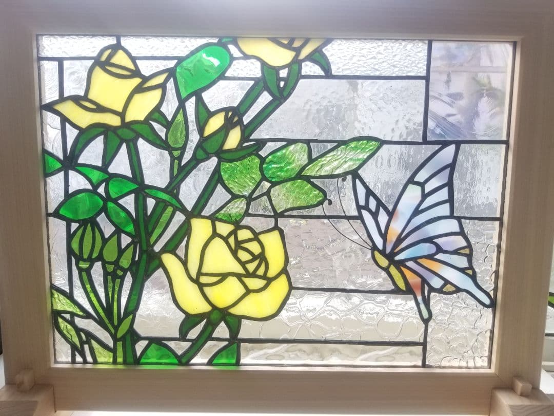 ステンドグラス　黄色い薔薇と蝶のパネル(木枠、スタンド付)