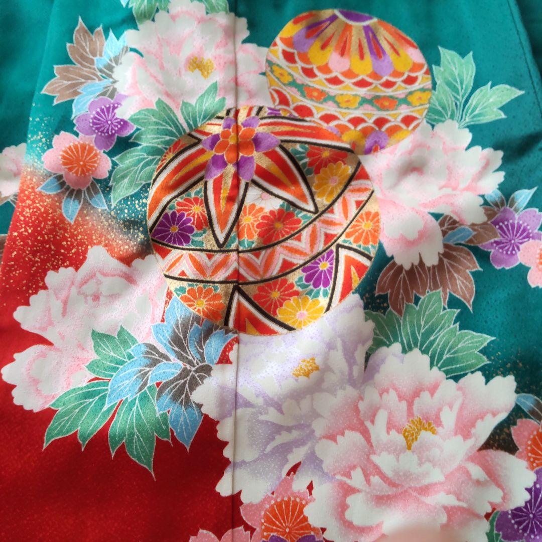 七五三 伝統的な和装 緑と赤の花柄長襦袢付き