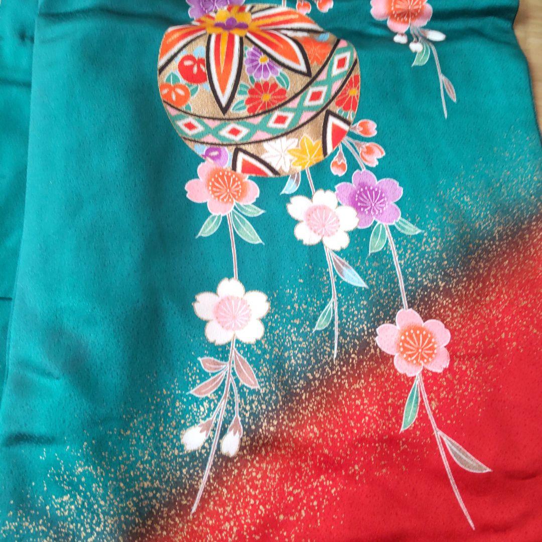 七五三 伝統的な和装 緑と赤の花柄長襦袢付き