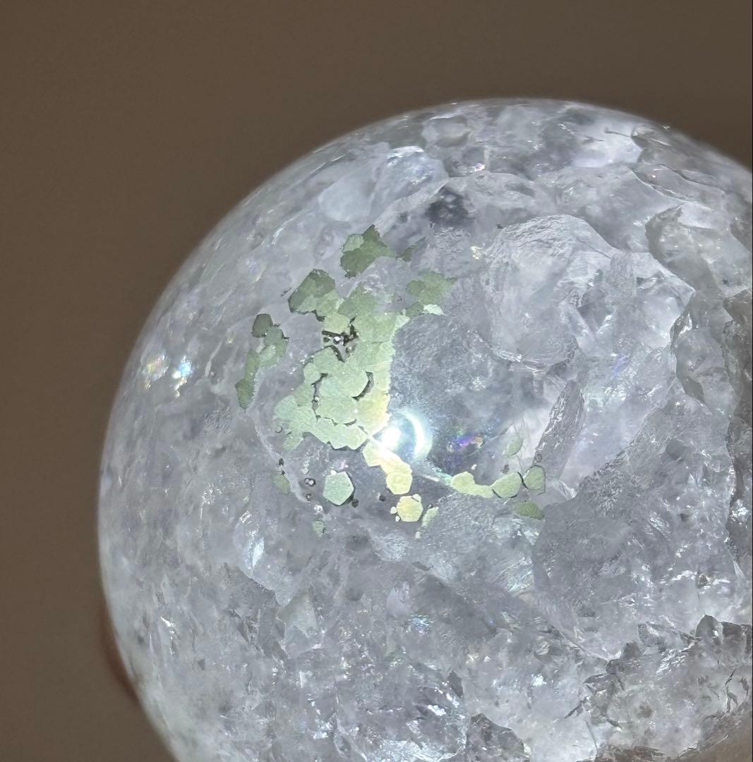 《セリサイト共生・虹彩結晶》パイライト イン フローライト＊スフィア　オーロラ虹