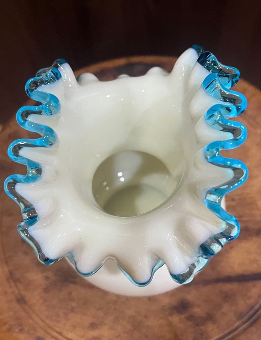 \"希少\" ひらひらミルクガラス　花瓶