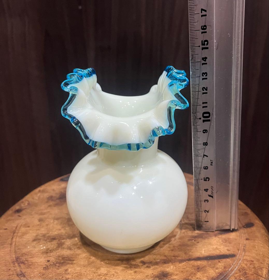 \"希少\" ひらひらミルクガラス　花瓶
