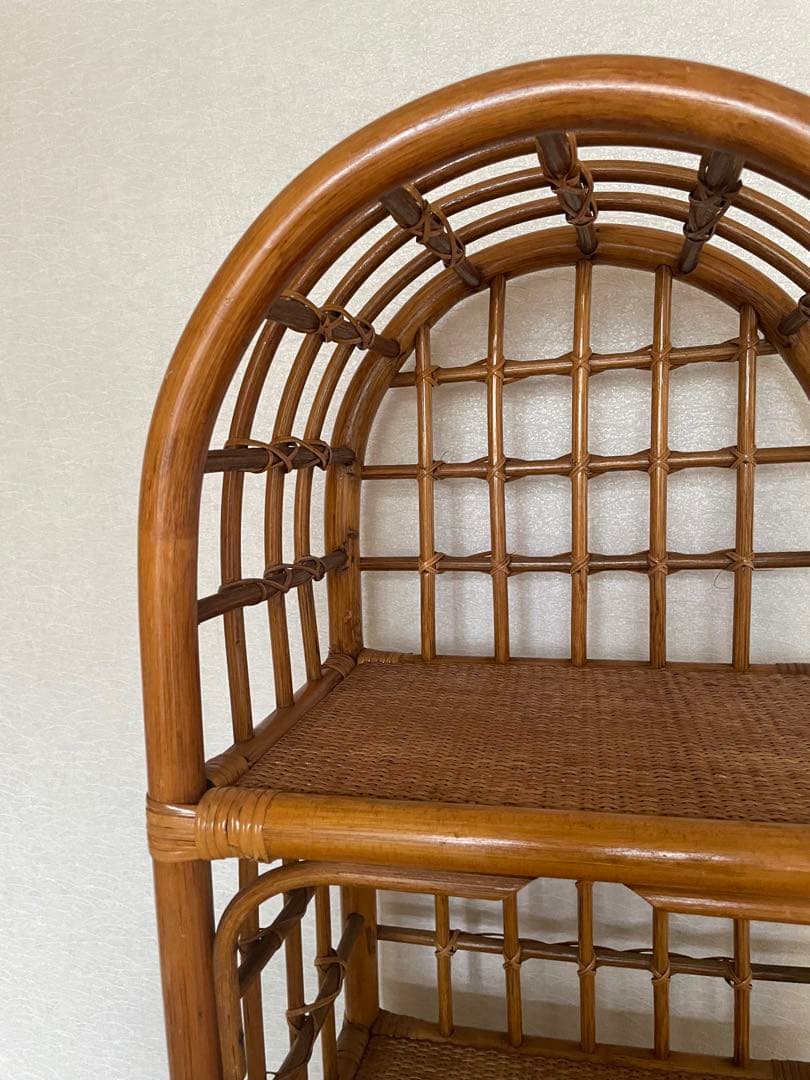 美品　ラタン製アーチ型3段ウッドラック　本棚　飾り棚　3段　ディスプレイラック