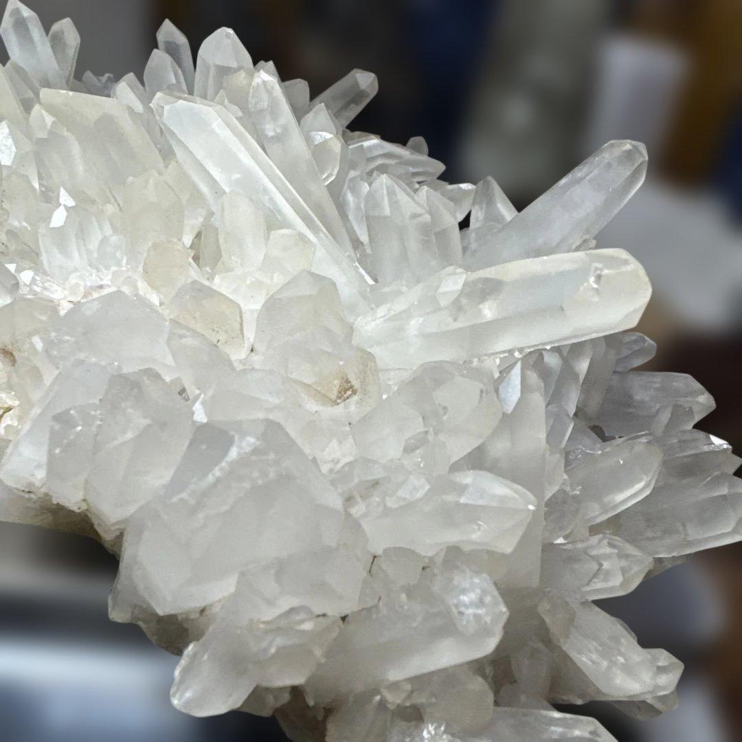 迫力3kg超 ブラジル産 水晶クラスター 台座付 原石