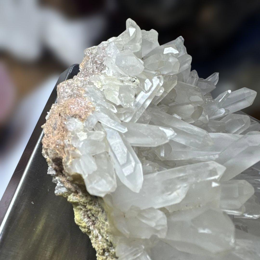 迫力3kg超 ブラジル産 水晶クラスター 台座付 原石
