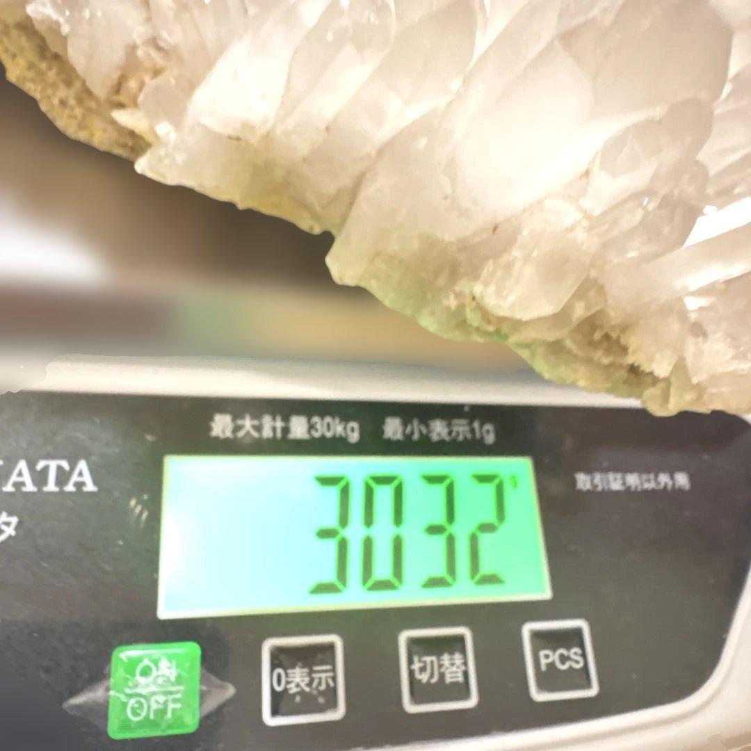 迫力3kg超 ブラジル産 水晶クラスター 台座付 原石