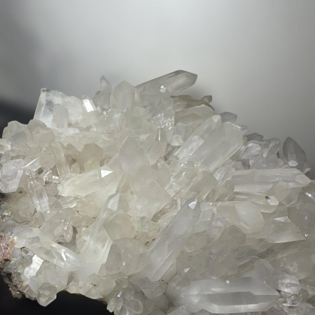 迫力3kg超 ブラジル産 水晶クラスター 台座付 原石