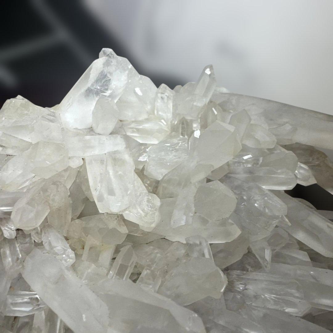 迫力3kg超 ブラジル産 水晶クラスター 台座付 原石