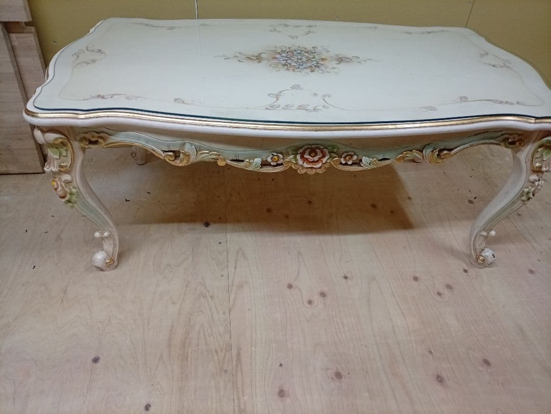 花柄装飾の木製センターテーブル　京都