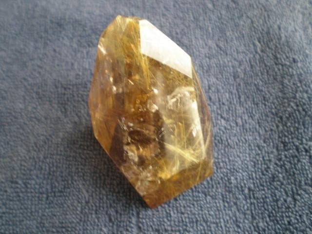 ゴールドルチル 原石　虹入り　約65ミリ