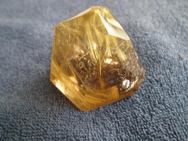 ゴールドルチル 原石　虹入り　約65ミリ