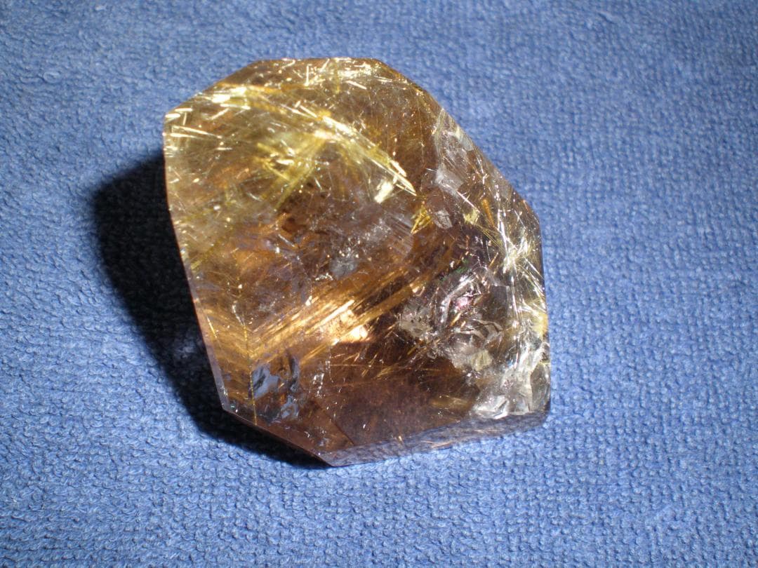 ゴールドルチル 原石　虹入り　約65ミリ