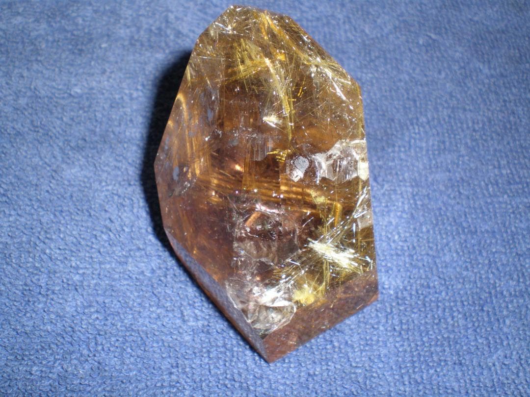 ゴールドルチル 原石　虹入り　約65ミリ