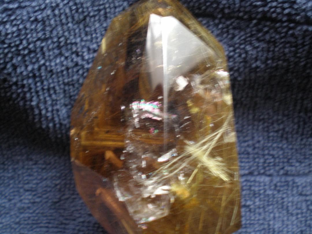 ゴールドルチル 原石　虹入り　約65ミリ