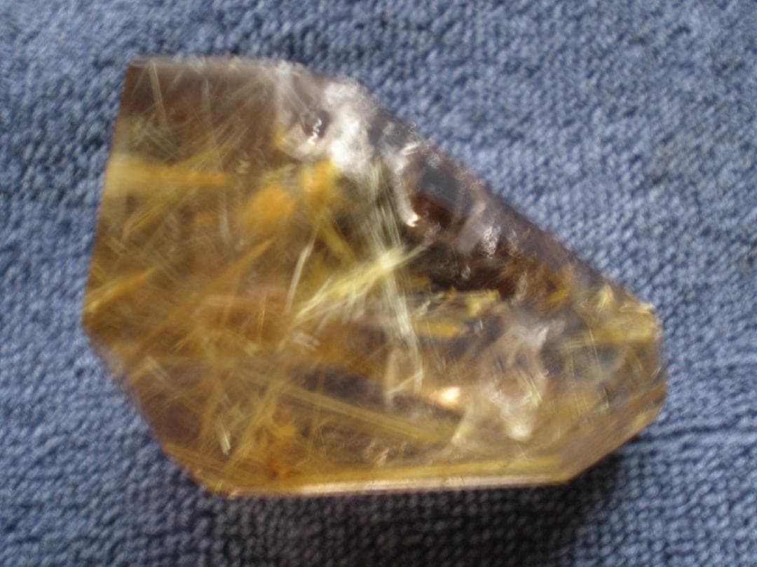 ゴールドルチル 原石　虹入り　約65ミリ